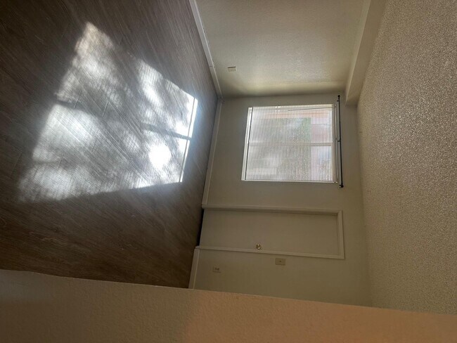 Building Photo - Clear Acre Condo