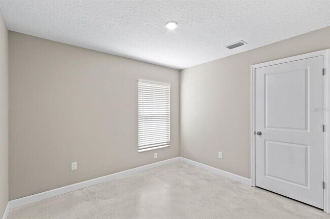 Building Photo - 923 E Clifford Ave