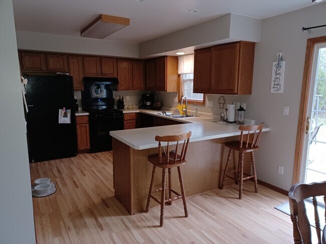 Kitchen / Island - 2550 W Oakwood Rd