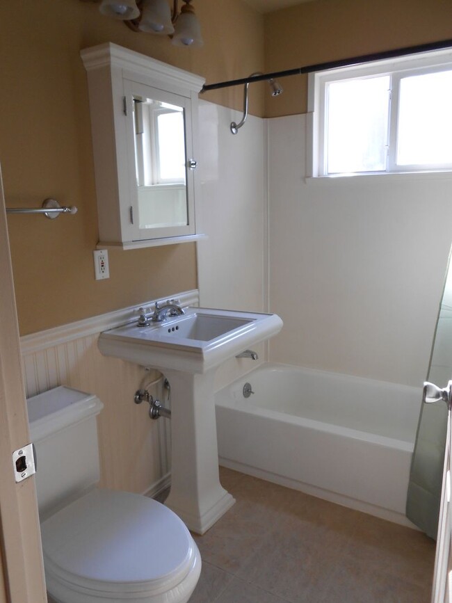 Building Photo - 3 Bedroom in Starview Estates