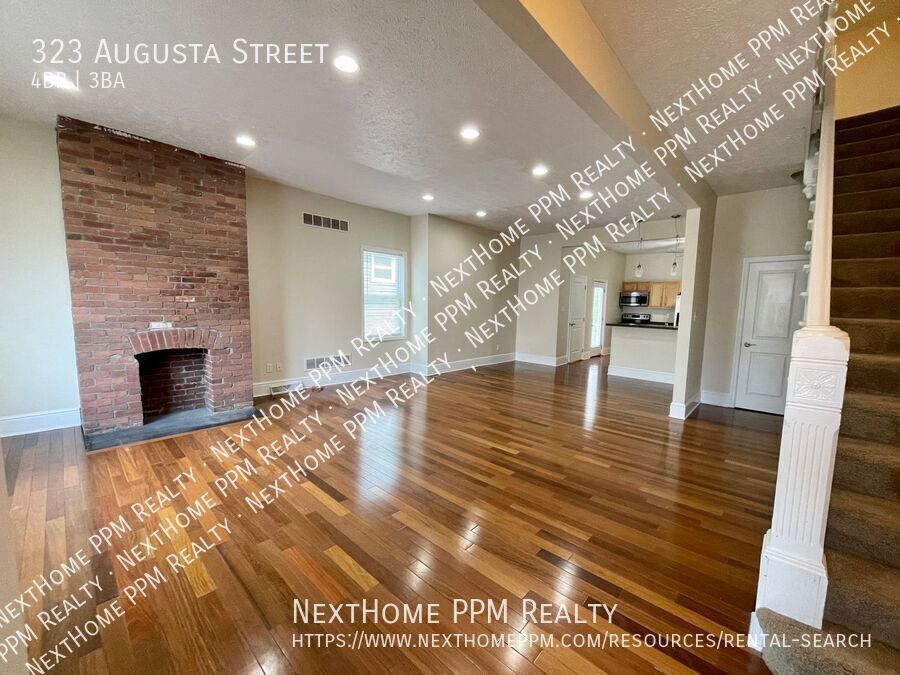 Foto principal - Amazing 4 Bedroom House! Hardwood, 2.5 Bat...