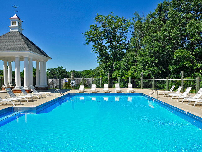 Piscina y terraza - Timberlane Apartments