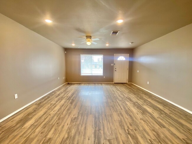 Building Photo - MOVE IN SPECIAL - $400 off 2nd months rent