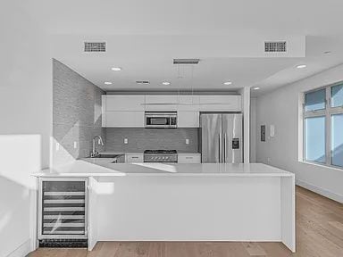 Building Photo - 2000 Beachwood Dr