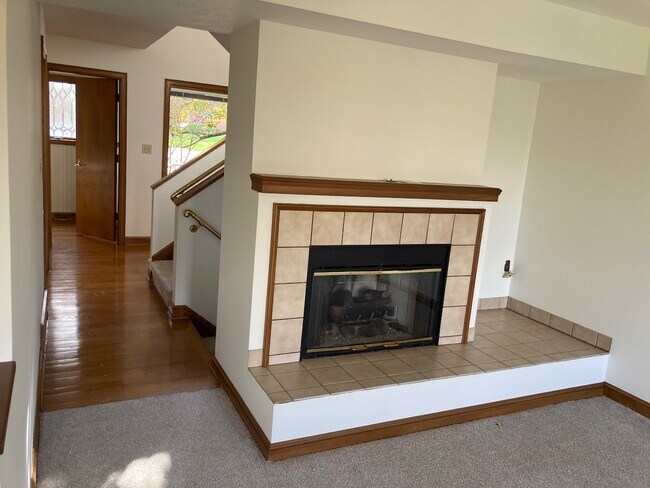 La chimenea es la sala familiar - Juno Place Townhomes