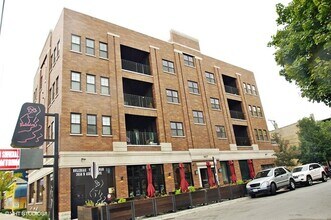 Building Photo - 1607 W Waveland Ave