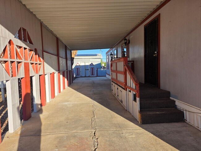 Foto del edificio - Cutest 2 bed/2 bath with enclosed AZ room in Bullhead City!