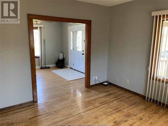Photo du bâtiment - 950 Grand Marais Rd W