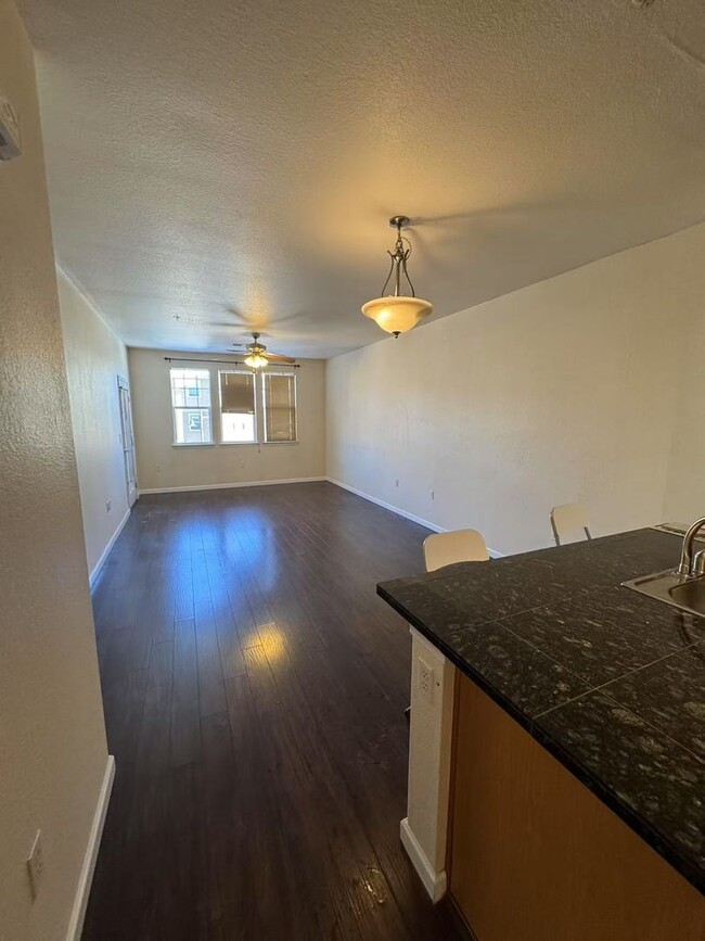 Building Photo - Comfort 1 bedroom Condo in Englewood