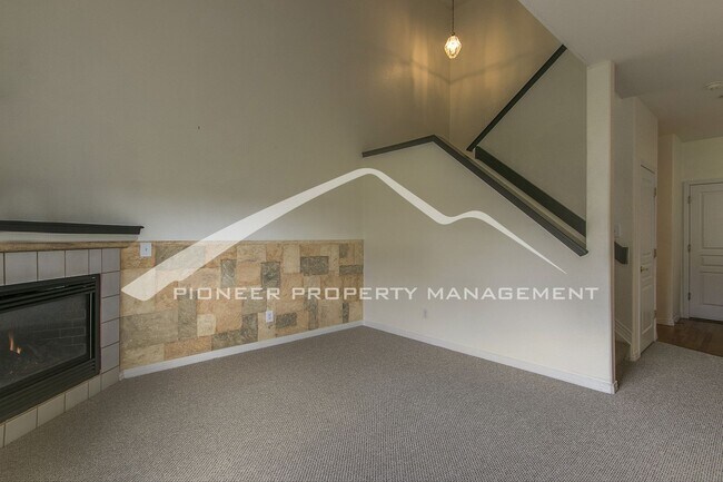 Foto del edificio - Amazing Townhouse with 2 Car Garage and Ga...