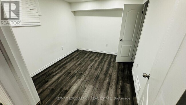 Building Photo - 128 S Creek Dr