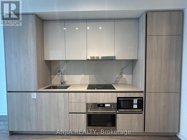 Building Photo - 8 Interchange Wy