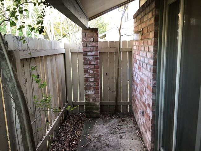 Building Photo - 914 W Meadowmere Ln