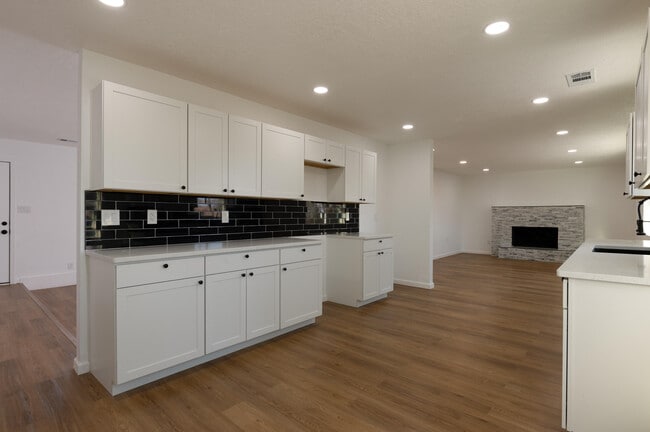 Foto del edificio - 12008 Golden Gate Ave NE