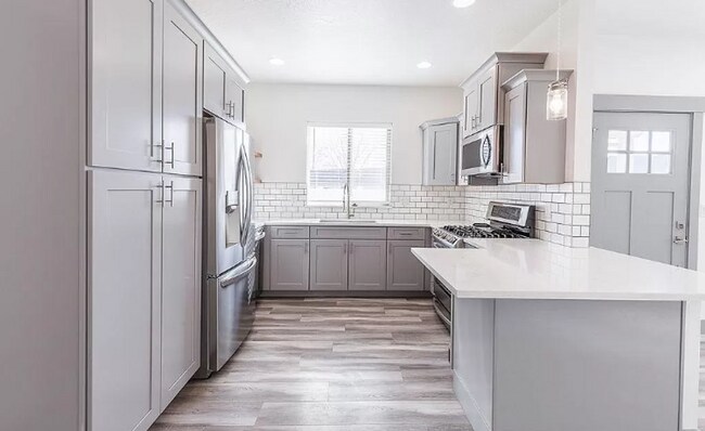 Building Photo - Perfect location 3 bed 2.5 bath Townhouse.