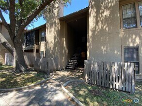 Building Photo - 1202 Thorpe Ln