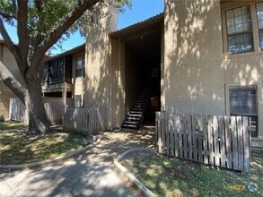 Building Photo - 1202 Thorpe Ln