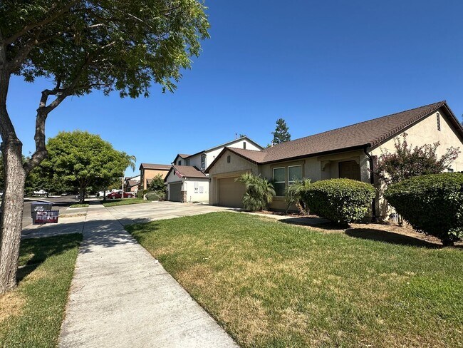 Building Photo - SW Visalia Home coming soon!!