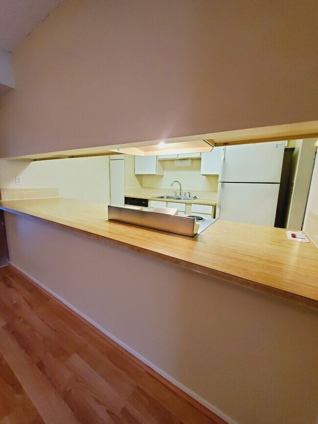 Building Photo - Stunning 3 bed 2 bath updated condo on 3rd...