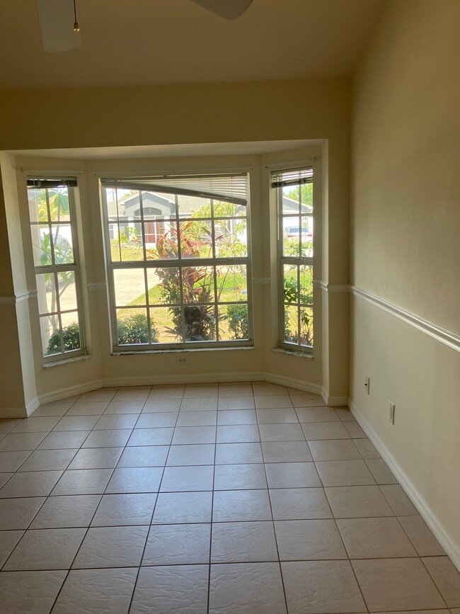 Sunny bay window! - 3222 SW 7th Pl