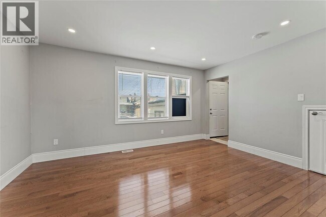 Photo du bâtiment - 1566 Bruce Ave