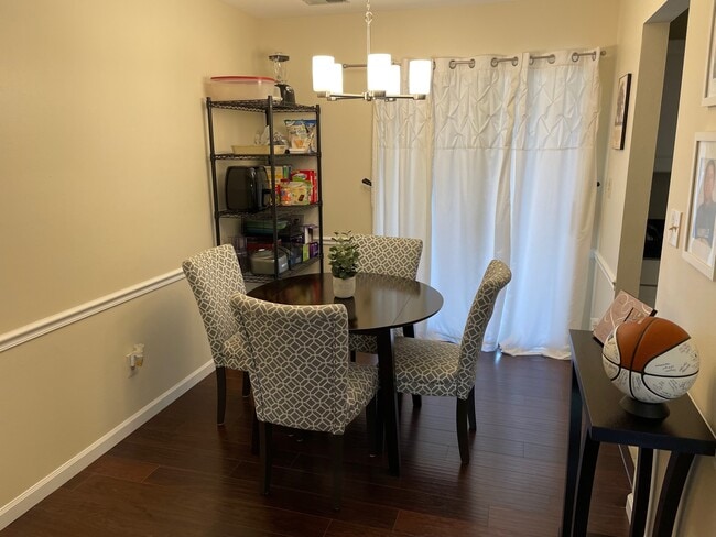 Building Photo - 1508 E Swan Cir