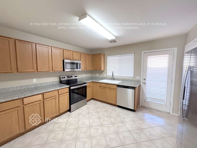 Building Photo - 834 E Impreria St