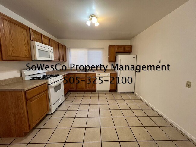 Foto del edificio - 3 Bedroom 2 Bath, 1 Car Garage and new flooring!