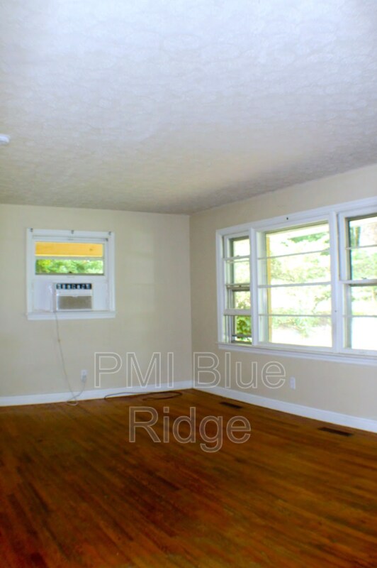 Building Photo - 707 Rhodes Park Dr