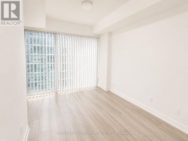 Building Photo - 400 King St W