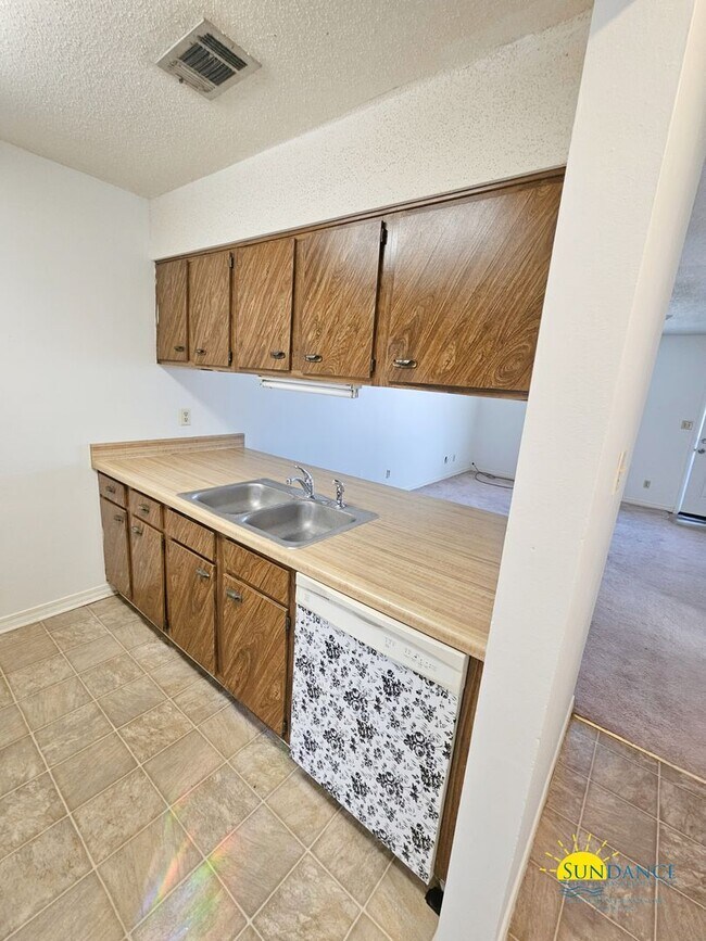 Foto del edificio - Great 2 Bedroom Unit Close to Both Bases