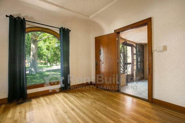 Building Photo - 1404 Marquette Pl NE