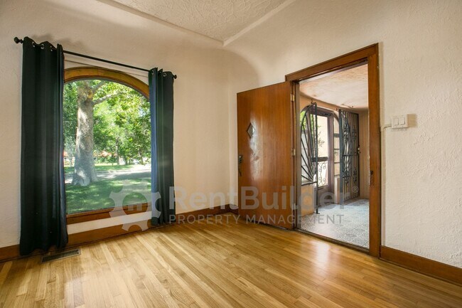 Foto del edificio - 1404 Marquette Pl NE