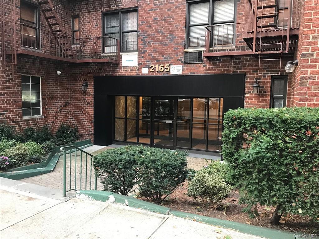 Primary Photo - 2165 Matthews Ave