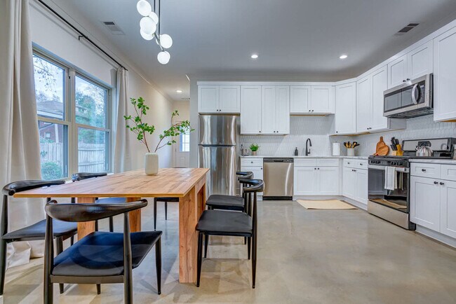 Building Photo - 668 Hawthorne St