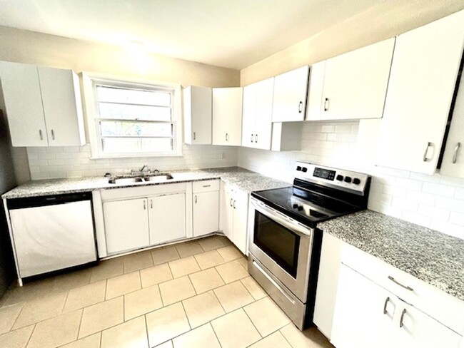 Building Photo - THREE BEDROOM/1 BATH BRICK RANCH - HUNTSVILLE