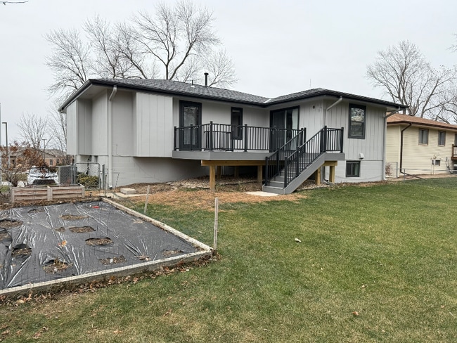 Building Photo - 221 E Glenmore Dr