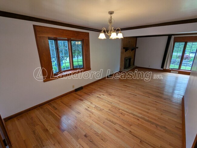 Foto del edificio - Spacious Split-Level Home in Columbia Stat...