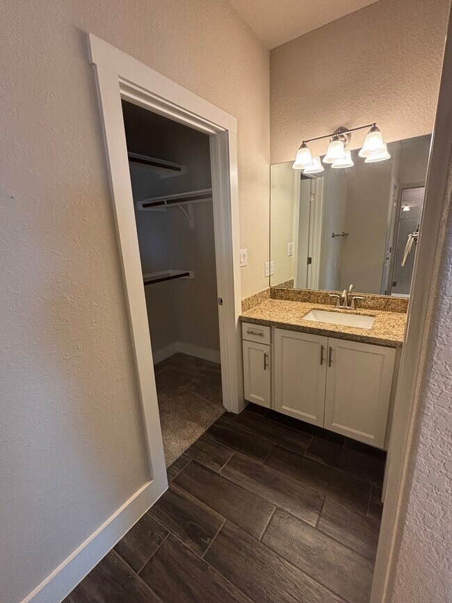 Foto del edificio - 100 Strawberry Flds