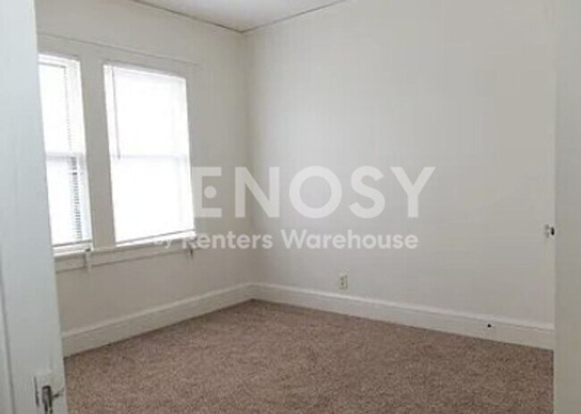 Foto del edificio - 2354 Benjamin St NE