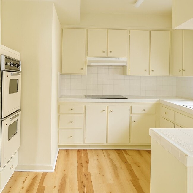 Building Photo - 548 Hyde Park Pl