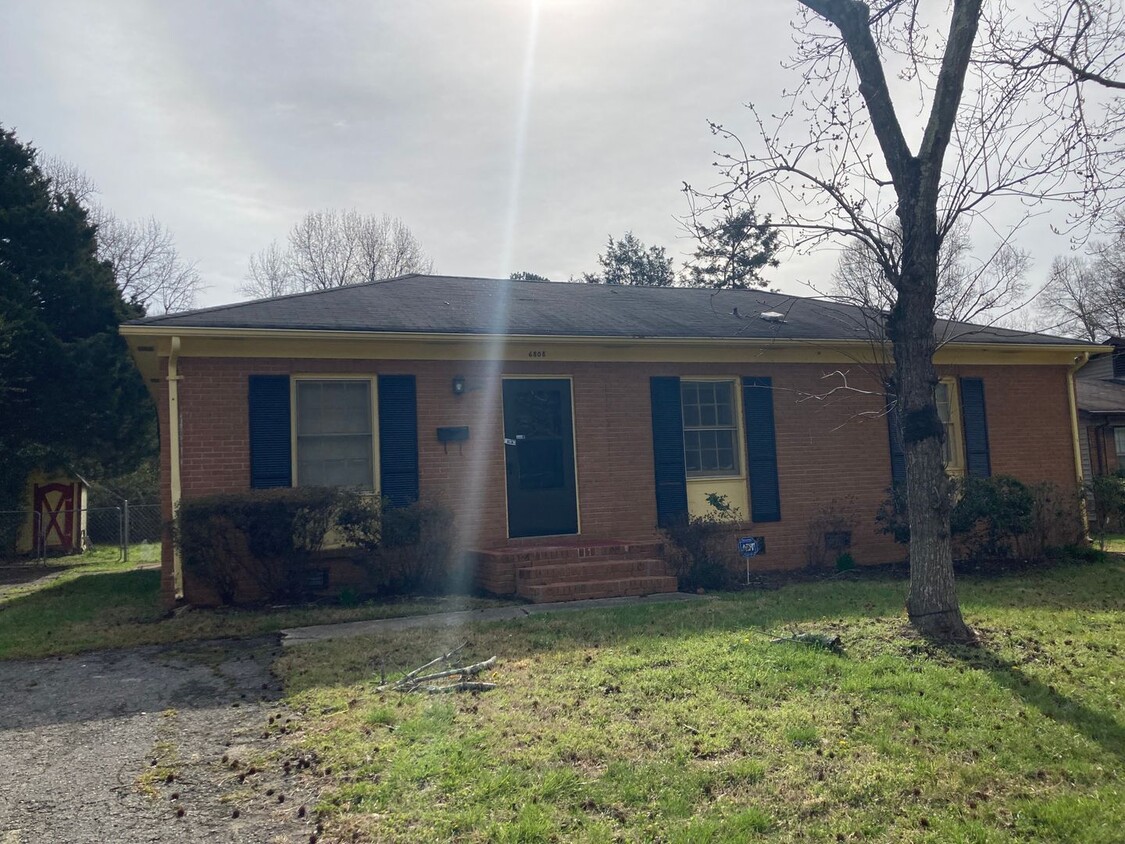 Foto principal - 3 Bedroom Brick Ranch in East Charlotte Fo...