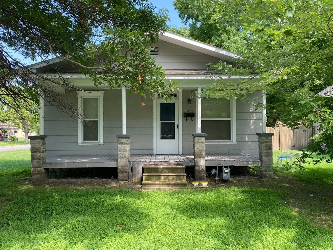Foto principal - Very Nice 3BR / 1 1/2BA House on Large Cor...
