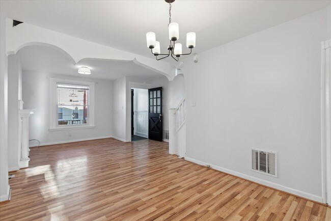 Building Photo - Newly Renovated 3-Bedroom Townhouse in Sha...