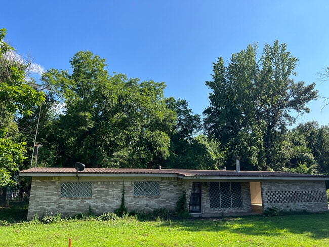 Building Photo - 1030 Louise Ln