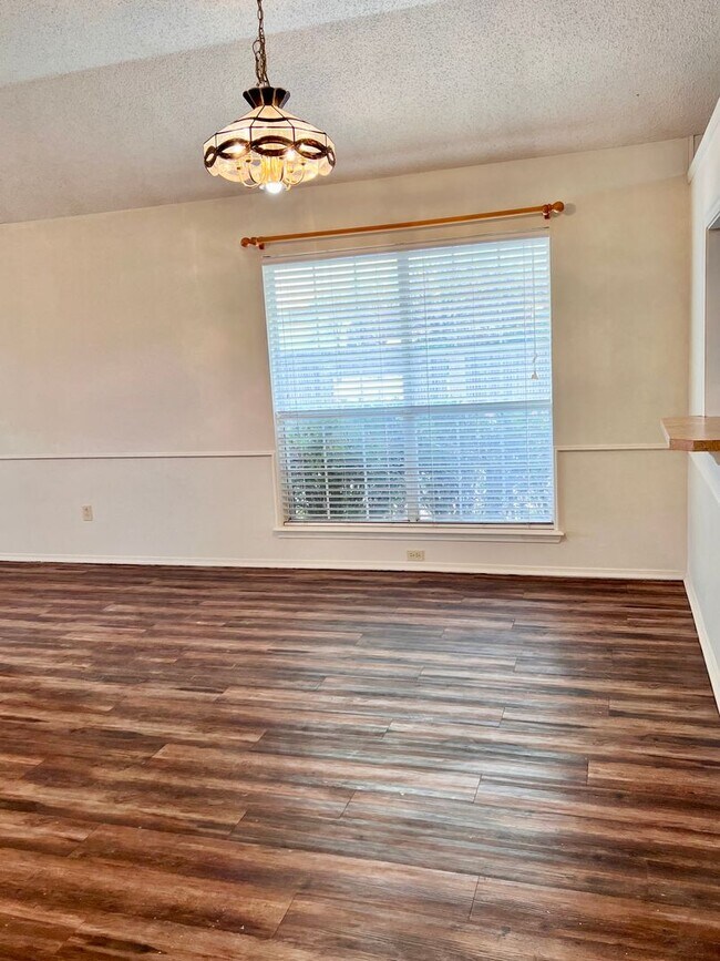 Foto del edificio - 3 bed 2 bath ready for move in!