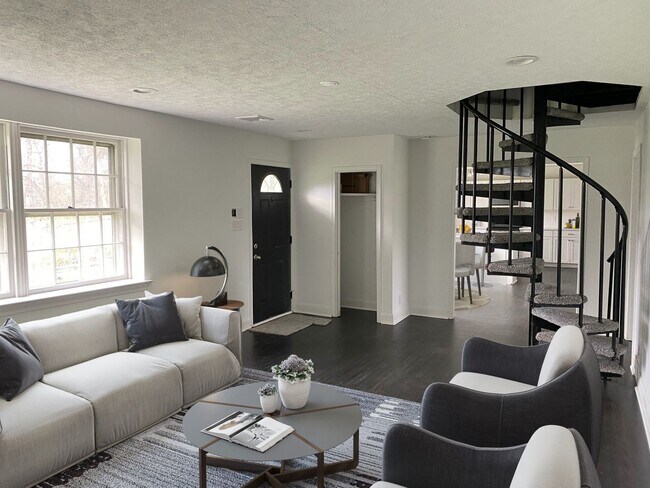 Building Photo - Fully Renovated 5 Bedroom/3 Bathroom Home ...