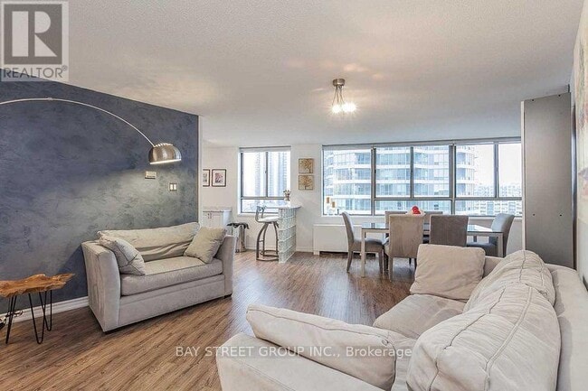 Photo du bâtiment - 250-1250 Queens Quay W