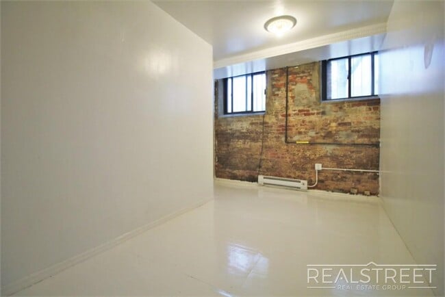 Building Photo - Affordable 2 BR in Williamsburg!