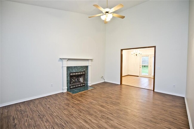 Building Photo - 687 Zachary Dr